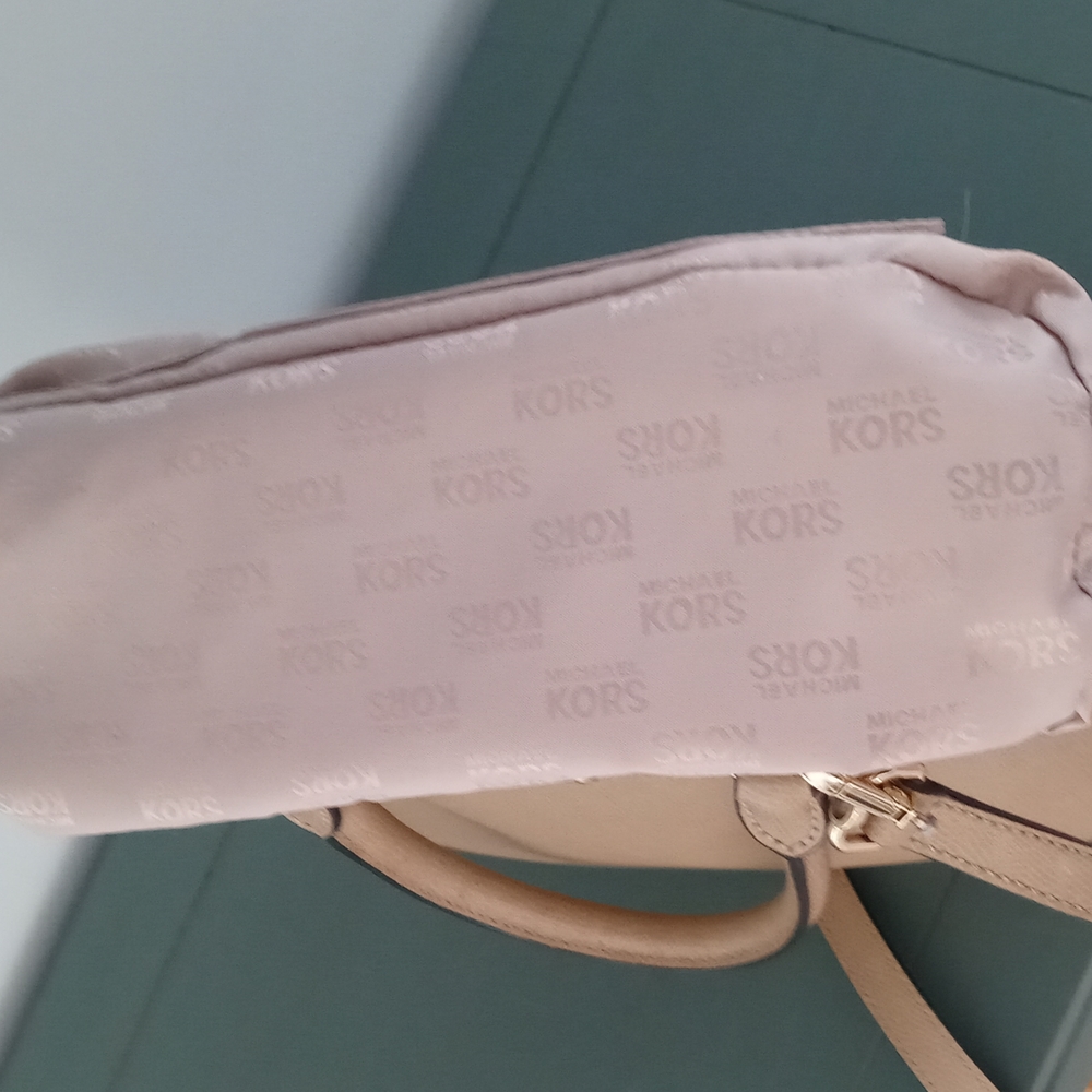 Michael Kors purse excellent condition - Picture 12 of 14